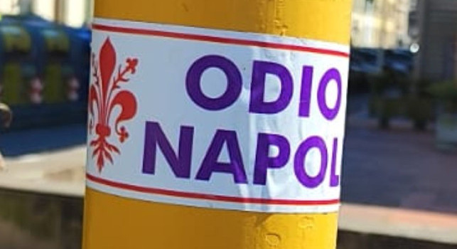 Adesivi contro Napoli a Firenze! Il giornalista Saverio Tommasi scende dall'auto e li stacca | FOTO