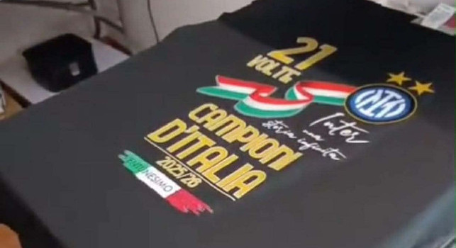 Altro che scaramanzia, spuntano gi&agrave; le magliette celebrative per lo Scudetto dell'Inter di quest'anno | FOTO