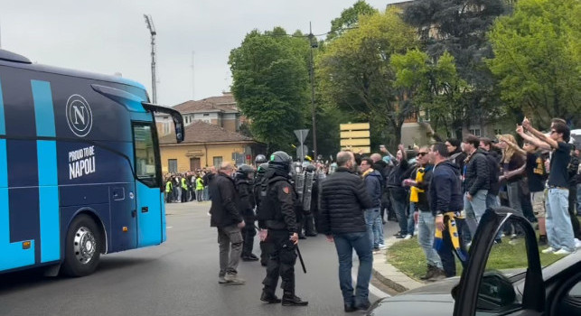 Odio Napoli!: clima rovente all'esterno del Tardini, cori beceri contro il bus degli azzurri | VIDEO