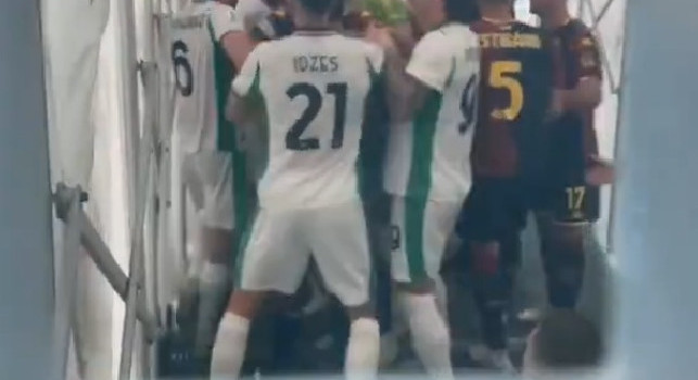 Rissa in Genoa-Sassuolo, Berardi e Ellertsson espulsi: la ricostruzione dell'accaduto nel tunnel | VIDEO