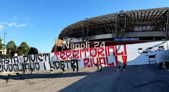 Napoli-Lazio, striscione fuori al Maradona: Basta divieti territoriali. Rivogliamo i nostri rivali | FOTO