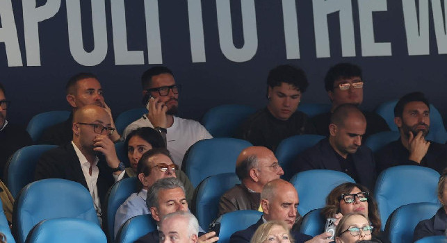 Napoli-Lazio, spettatore d'eccezione al Maradona: in tribuna c'&egrave; Marek Hamsik con Vergara | FOTO