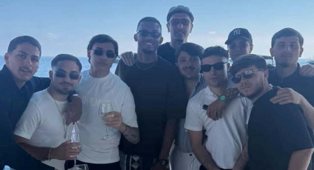 Domenica al mare per Juan Jesus: beccato dai tifosi in spiaggia a Nerano | FOTO