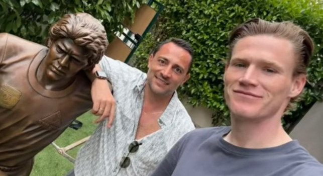 Statua Maradona a casa di McTominay