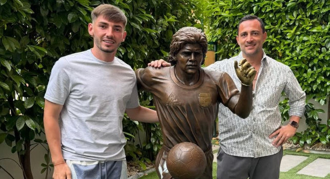 Gilmour come McTominay: ha preso la statua di Maradona e l'ha messa in giardino | VIDEO