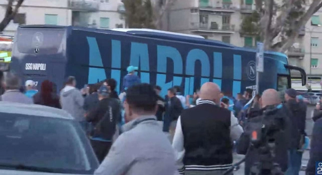 La squadra è arrivata allo stadio Maradona! Ecco il passaggio del bus e l'accoglienza dei tifosi | VIDEO