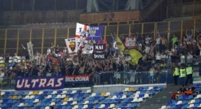 Ultras Bologna nel settore ospiti dello Stadio Maradona di Napoli