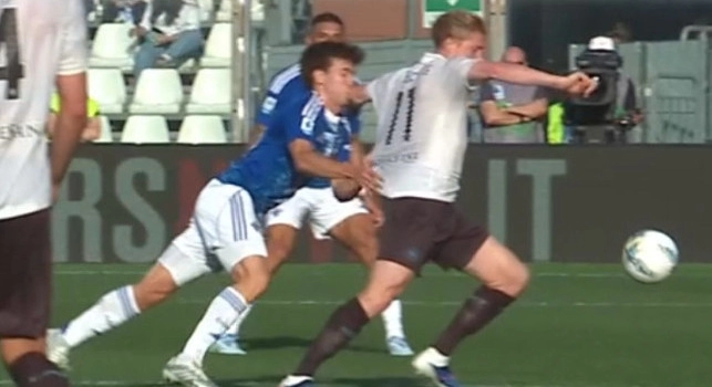 Moviola Como-Napoli: gomitata De Bruyne, judo contro McTominay e contatto Politano-Rodriguez