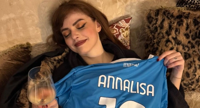 Annalisa in concerto al Palapartenope, scatto social con la maglia della SSC Napoli | FOTO