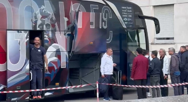 Il Bologna è arrivato a Napoli, bel gesto di De Silvestri verso i tifosi | VIDEO CN24