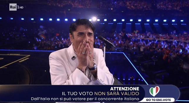 Sal Da Vinci incanta l'Eurovision e si commuove a fine esibizione | FOTO