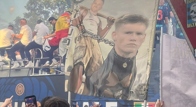 Festa scudetto Inter, sfottò ai napoletani con lo striscione di Zielinski che doma McTominay | FOTO