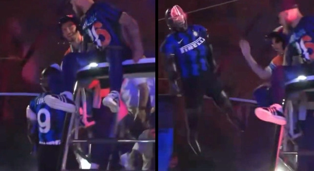 Festa Scudetto Inter, siparietto col gonfiabile di Lukaku: Dimarco e Sucic reagiscono male! | VIDEO