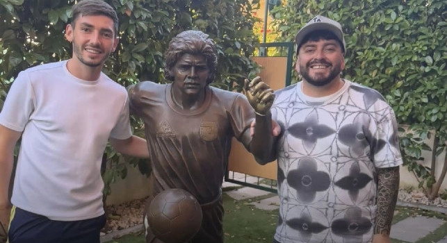 Che emozione!: Maradona Jr. a casa Gilmour, lo scatto con la statua di Diego! | FOTO
