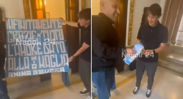 Regalo <i>d'addio</i> per mister Conte! La reazione dell'allenatore del Napoli spiazza: Bellissimo | VIDEO CN24