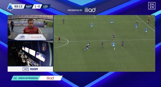 Moviola Napoli-Udinese, espulso Kabasele: condotta violenta su Hojlund, è rosso | FOTO