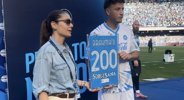 Rrahmani ha ricevuto una maglia speciale per le 200 presenze con il Napoli