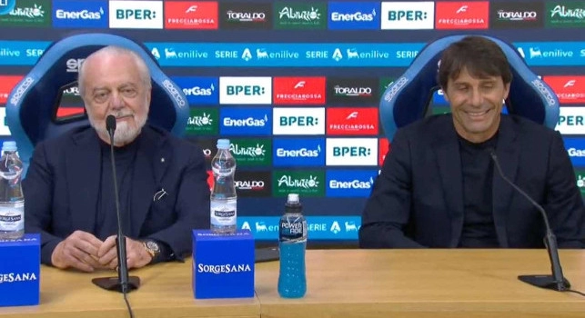 Ma sarà un rompico**ioni!. Divertente siparietto in conferenza con ADL, Conte e il cellulare...