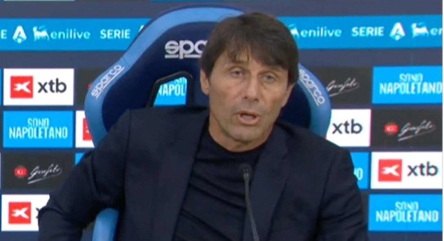 Conte in conferenza: Un mese fa ho detto a De Laurentiis che il mio percorso qui stava per terminare. Non sono riuscito a compattarvi! Scudetto senza infortuni? Non sono d'accordo. Nazionale? Chiacchiere, per ora non ho niente
