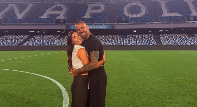 Spinazzola in posa sul prato del Maradona con la famiglia: ultima volta col Napoli per lui? | FOTO