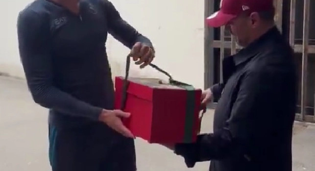 Di Virgilio consegna a McTominay una speciale statuina personalizzata | VIDEO