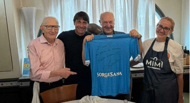 Conte è ancora in città, pranzo con una leggenda del Napoli da Mimì alla Ferrovia | FOTO