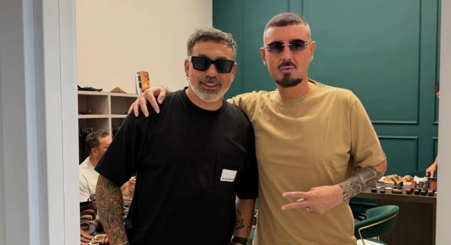 Il Pocho Lavezzi è ancora a Napoli: lo scatto social con il cantante neomelodico Raffaello | FOTO