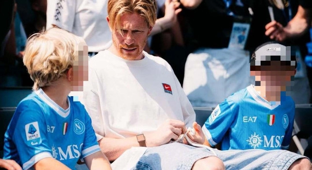 De Bruyne: i figli Mason e Rome alla KDB Cup con la maglia del Napoli! | FOTO