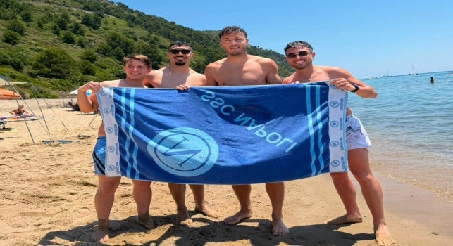 Rrahmani in vacanza in Cilento! Lascia lo yacht e raggiunge la spiaggia a nuoto | FOTO