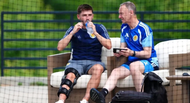 Scozia, c'è anche Gilmour a Boston con la nazionale! Col tutore a bordocampo carica i compagni | FOTO