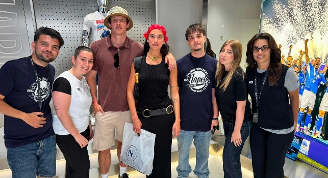 Dua Lipa e Callum Turner a Napoli! Shopping allo store SSC Napoli di Piazza San Domenico | FOTO