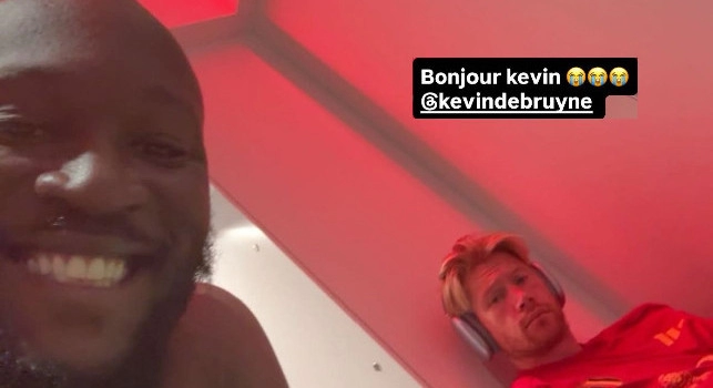 Bonjour Kevin!: Lukaku scherza con De Bruyne dal ritiro del Belgio | FOTO
