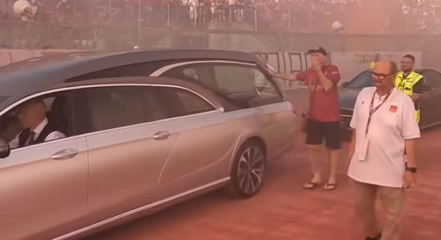 L'ultimo saluto ad Igor Protti: il feretro allo stadio Picchi di Livorno, immagini da brividi | VIDEO