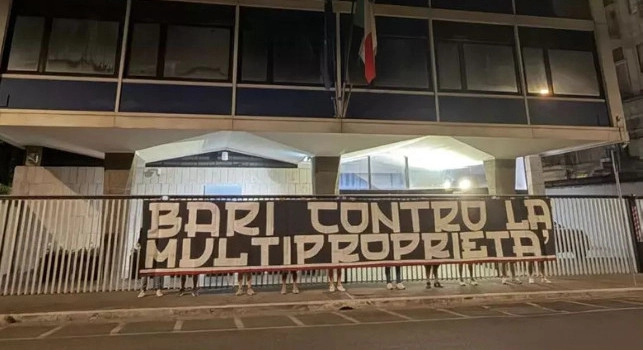 Bari, è ancora caos contro i De Laurentiis: due striscioni esposti a Roma, il messaggio è diretto alla FIGC | FOTO