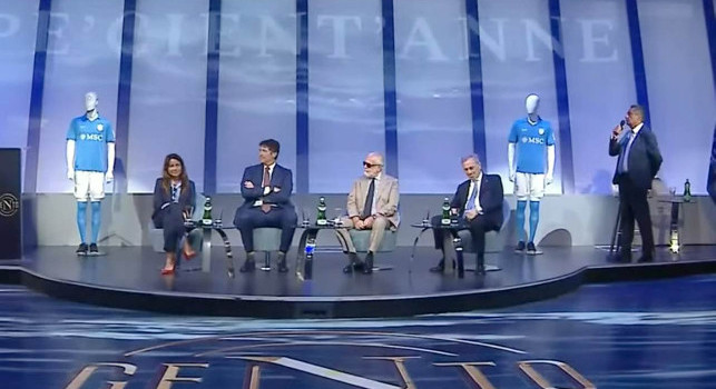 Presentazione nuova maglia Napoli per il centenario, De Laurentiis s\'emoziona: Voglio stadio e centro sportivo! Festa il 1 agosto in cittÃ , film al cinema a fine ottobre | DIRETTA VIDEO