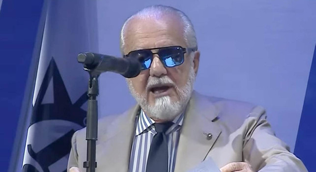 Presentazione nuova maglia Napoli per il centenario, De Laurentiis s'emoziona: "Voglio stadio e centro sportivo! Festa il 1 agosto in città, film al cinema a fine ottobre" | DIRETTA VIDEO