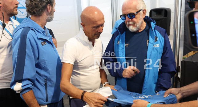 Show De Laurentiis allo store a Dimaro: il presidente scherza con i tifosi, quante risate! | VIDEO CN24