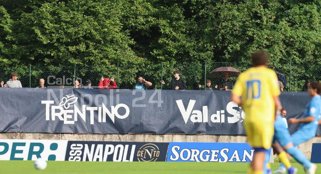 Napoli-Carrarese, tifosi nascosti oltre le transenne per assistere all'amichevole | FOTO CN24