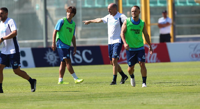 Ritiro Castel di Sangro Napoli 2026, giorno 2: Allegri si sgola in campo, McTominay tenta la rovesciata! Hojlund e Alisson out, Mazzocchi lascia il campo, Rrahmani a piedi nudi | DIRETTA VIDEO