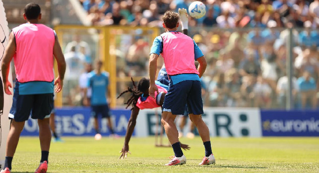 Ritiro Castel di Sangro Napoli 2026, giorno 3: Anguissa prova la rovesciata, Rafa Marin \'play\' con Lobotka! In campo Hojlund e Alisson, Gutierrez esce | DIRETTA VIDEO