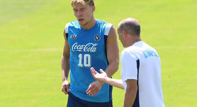 Ritiro Castel di Sangro Napoli 2026, giorno 3: 'Vai con l'imbucata, bisogna accelerare!', Allegri chiede attenzione a Hojlund-Lucca! Rafa Marin 'play' con Lobotka, in campo Alisson e Gutierrez | VIDEO