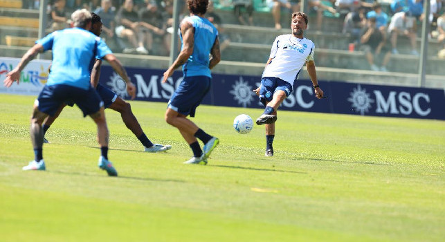 Ritiro Castel di Sangro Napoli 2026, giorno 4: Alisson con l'aeroplanino alla Montella! Focus sui movimenti per Allegri, Gilmour in gruppo | VIDEO