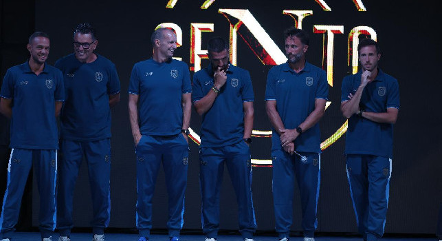 Allegri: Grazie ai tifosi che ci accompagnano!. Landucci: Quest\'anno il mister non si farÃ  espellere. La presentazione dello staff SSC Napoli dura dieci minuti poi tutti via | VIDEO