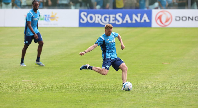 Ritiro Castel di Sangro Napoli 2026, giorno 8: novitÃ  De Bruyne provato centrocampista centrale! Neres in gruppo con Rafa Marin e McTominay | DIRETTA VIDEO