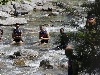 Zielinski e compagni si rilassano nel fiume di Dimaro