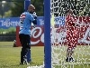 Pepe Reina scruta l\'allenamento dei compagni
