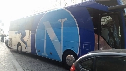VIDEO - Maxi accoglienza per il pullman del Napoli: i tifosi cantano un coro in particolare