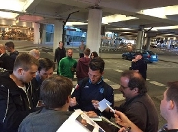 FOTO - Azzurri atterrati a Varsavia, tanti autografi per gli uomini di Sarri