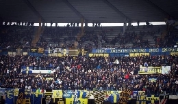 FOTO - Verona,  striscione choc dei tifosi alla squadra: Perdi a Napoli e poi...