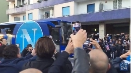 E' iniziato il conto alla rovescia, il pullman del Napoli &egrave; appena arrivato nella pancia del San Paolo